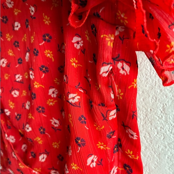 Madewell Tiered-Sleeve Peplum Top in Metallic
Prairie Posies Red 8 - Picture 10 of 12